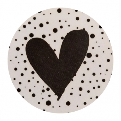 Sticker 4 cm met zwart hart gestipt.